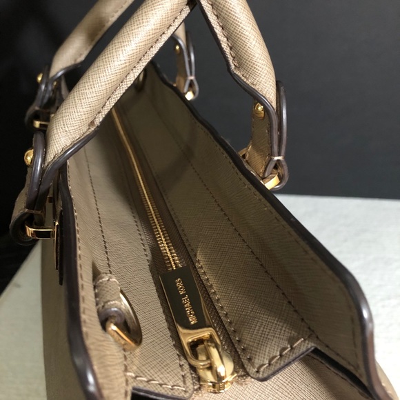 ⚠️ Michael Kors Large Purse ⚠️ - Picture 9 of 9